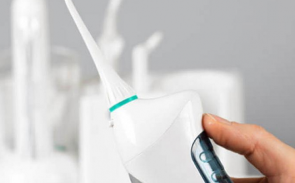 Уход за зубами при помощи ирригатора